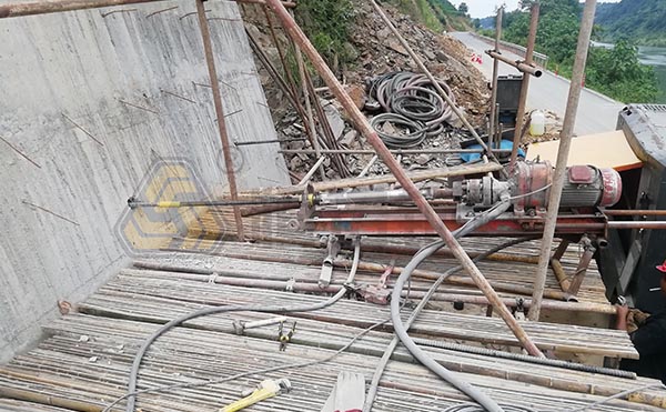 電動(dòng)潛孔鉆機(jī)